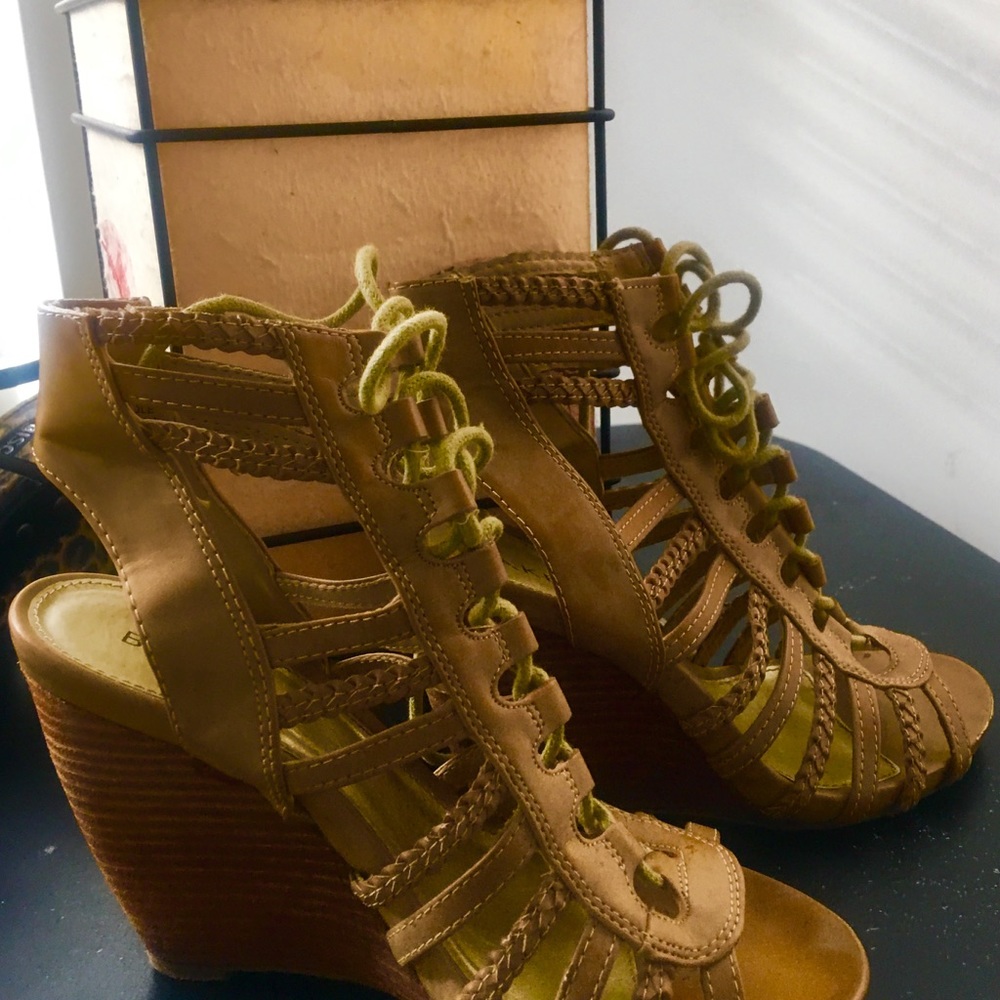 Beige lace leather shoe